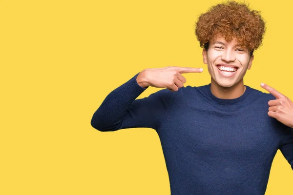 Junger Gutaussehender Mann Mit Afro Haaren Der Selbstbewusst Lächelt Und — Stockfoto