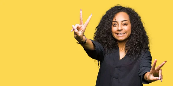 Giovane Bella Ragazza Con Capelli Ricci Indossa Abito Elegante Sorridente — Foto Stock