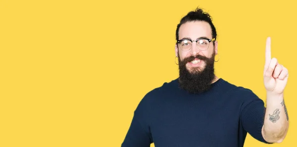 Jonge Hipster Man Met Lange Haren Baard Dragen Van Een — Stockfoto