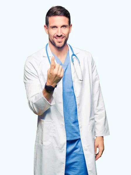 Bello Medico Uomo Indossa Uniforme Medica Sfondo Isolato Beckoning Venire — Foto Stock