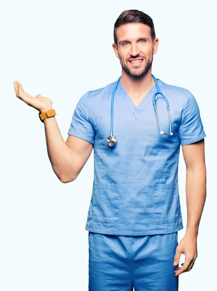 Schöner Arzt Uniform Über Isoliertem Hintergrund Lächelnd Fröhlich Präsentiert Und — Stockfoto
