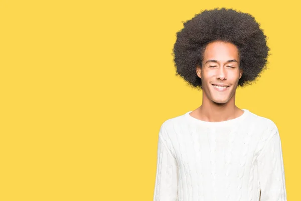 Junger Afrikanisch Amerikanischer Mann Mit Afro Haaren Winterpullover Zwinkert Die — Stockfoto