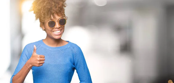 Vackra Unga Afroamerikanska Kvinnan Bär Solglasögon Över Isolerade Bakgrund Gör — Stockfoto