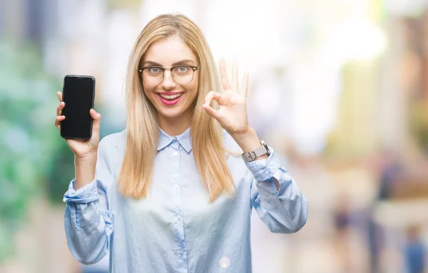 Genç Güzel Sarışın Kadın Gösteren Ekran Smartphone Üzerinde Parmak Mükemmel — Stok fotoğraf