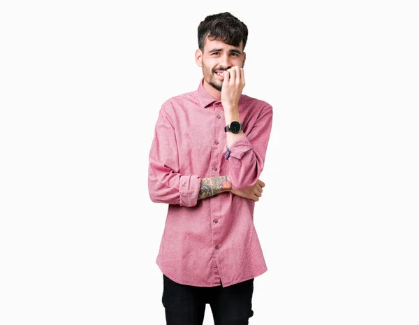 Joven Hombre Guapo Con Camisa Rosa Sobre Fondo Aislado Mirando —  Fotos de Stock