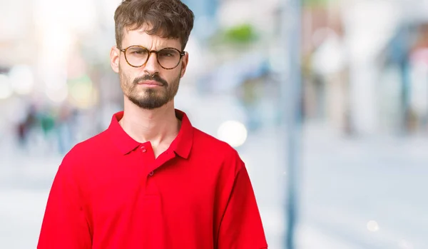 Ung Vacker Man Bär Glasögon Över Isolerade Bakgrund Skeptiker Och — Stockfoto