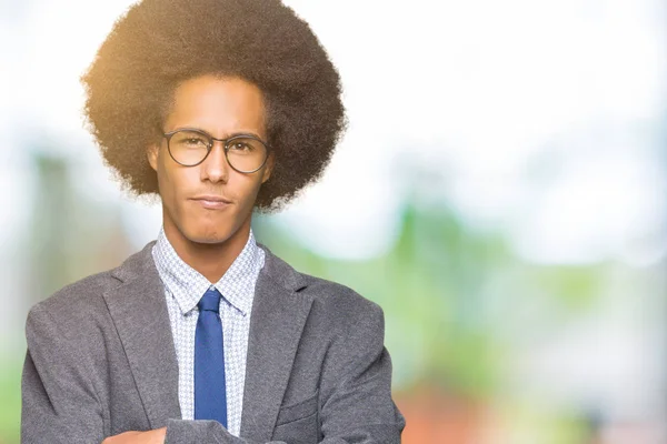 Junger Afrikanisch Amerikanischer Geschäftsmann Mit Afro Haaren Brille Skeptisch Und — Stockfoto