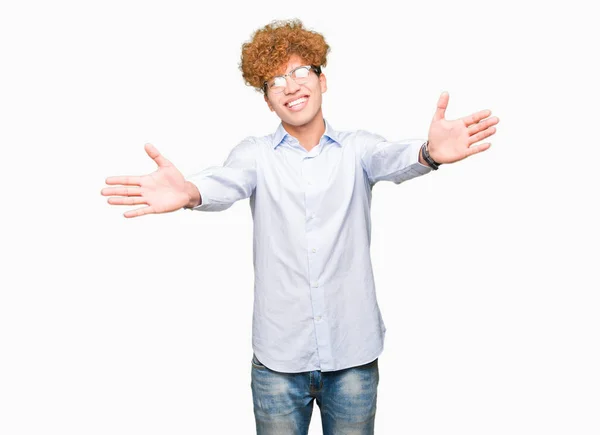 Joven Hombre Negocios Guapo Con Gafas Afro Mirando Cámara Sonriendo — Foto de Stock