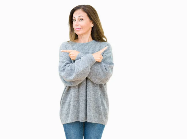 Mulher Meia Idade Bonita Vestindo Camisola Inverno Sobre Fundo Isolado — Fotografia de Stock