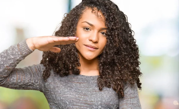 Giovane Bella Donna Con Capelli Ricci Indossa Maglione Grigio Gesticolando — Foto Stock