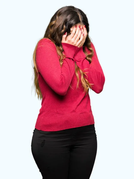 Młoda Piękna Kobieta Ubrana Czerwony Sweter Smutną Ekspresją Pokrywającą Twarz — Zdjęcie stockowe