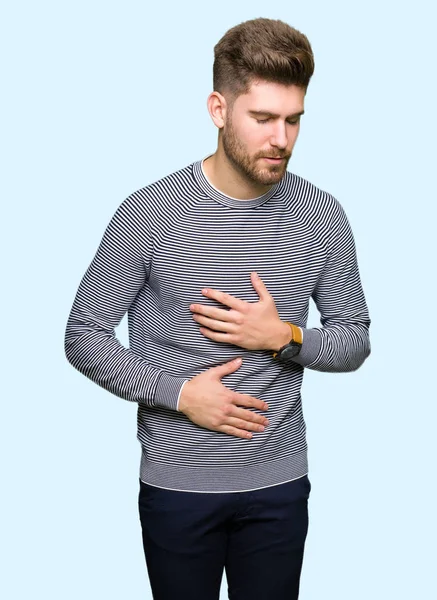 Pemuda Tampan Mengenakan Garis Garis Sweater Dengan Tangan Pada Perut — Stok Foto