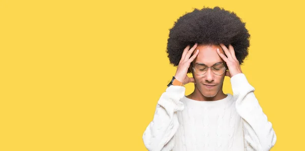 Giovane Uomo Afro Americano Con Capelli Afro Indossa Occhiali Con — Foto Stock