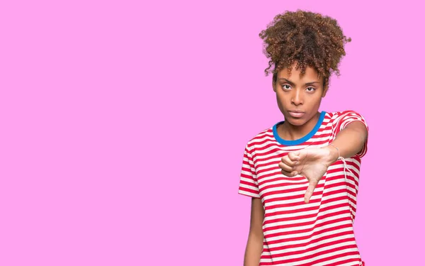 Hermosa Mujer Afroamericana Joven Sobre Fondo Aislado Mirando Infeliz Enojado —  Fotos de Stock