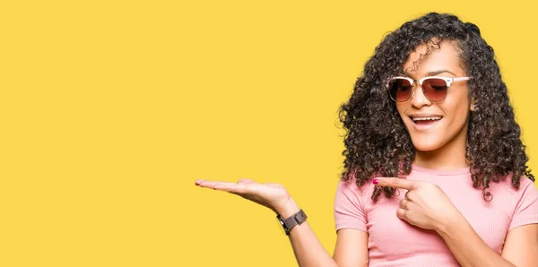 Joven Hermosa Mujer Con Pelo Rizado Con Gafas Sol Color — Foto de Stock