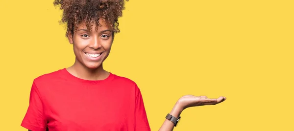 Linda Jovem Afro Americana Sobre Fundo Isolado Sorrindo Alegre Apresentando — Fotografia de Stock