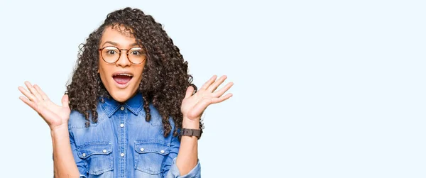 Joven Hermosa Mujer Con Pelo Rizado Con Gafas Celebrando Loco —  Fotos de Stock