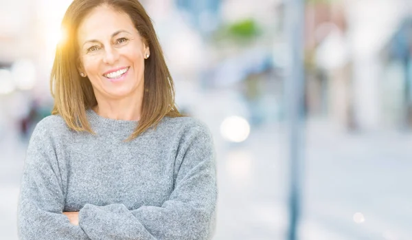 Mooie Middelbare Leeftijd Vrouw Winter Trui Dragen Geïsoleerd Achtergrond Blij — Stockfoto