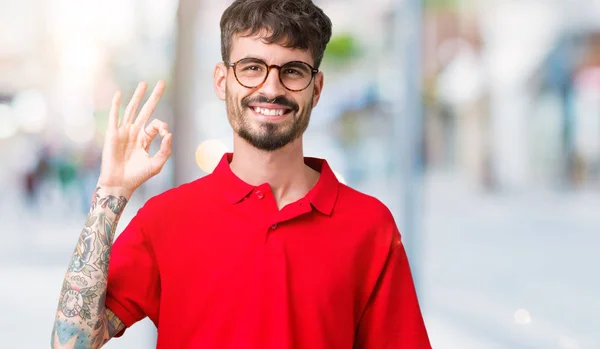 Ung Vacker Man Bär Glasögon Över Isolerade Bakgrund Leende Positiva — Stockfoto