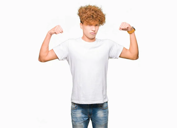 Stilig Ung Man Med Afro Hår Bär Casual Vit Shirt — Stockfoto