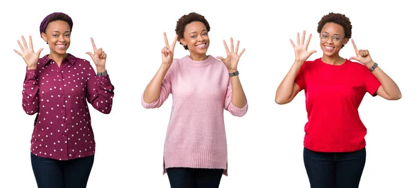 非洲裔美国妇女与非洲头发在孤立的背景显示和指向用手指 同时微笑着自信和快乐 — 图库照片