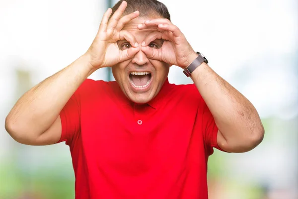 Middelbare Leeftijd Arabische Man Geïsoleerde Achtergrond Doen Gebaar Als Verrekijker — Stockfoto