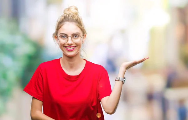 Νέοι Όμορφη Ξανθιά Γυναίκα Που Φοράει Κόκκινο Μπλουζάκι Και Γυαλιά — Φωτογραφία Αρχείου