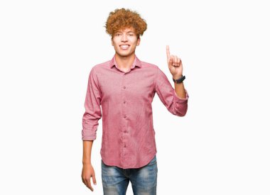 Gösterilen ve parmak gülümseyen süre bir numara ile kendinden emin ve mutlu yukarıyı afro saçlı Genç yakışıklı iş adamı.