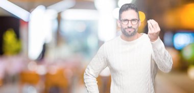 Genç yakışıklı adam gözlük izole arka yapıyor İtalyan üzerinde el ve parmak emin ifadeyle jest