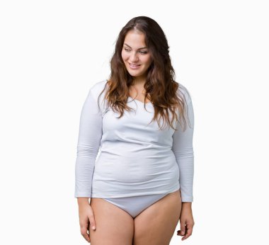 Artı boyutu genç overwight kadın güzel üzerinde beyaz iç çamaşırı giyiyor arka plan görünümlü yan ve dik dik bakma uzağa düşünce gülümseyen izole.