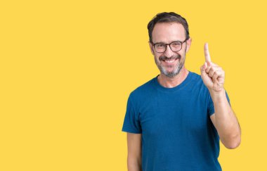 Yakışıklı orta yaş ağarmış komuta sizde gösterilen ve kendinden emin ve mutlu gülümseyen bir parmak ile işaret eden oktan yukarı izole arka plan üzerinde gözlük nedir.