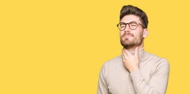 Ağrılı boyun, boğaz grip, Kesek ve enfeksiyon dokunmadan giyen genç yakışıklı iş adamı gözlük