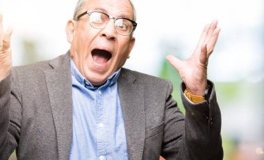 Yakışıklı üst düzey businesss adam gözlüklü çılgın ve deli bağırarak ve agresif ifade ve silah kaldırdı bağırıyor. Hayal kırıklığı kavramı.