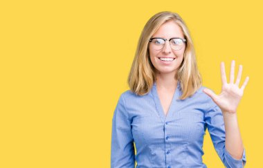 Güzel genç iş kadını gösterilen ve parmakları ile işaret izole arka plan üzerinde beş kendinden emin ve mutlu gülümseyerek iken numara.