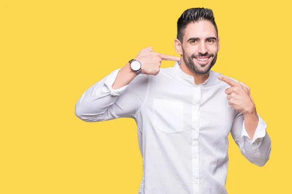 Joven Hombre Negocios Sobre Fondo Aislado Sonriendo Confiado Mostrando Señalando — Foto de Stock