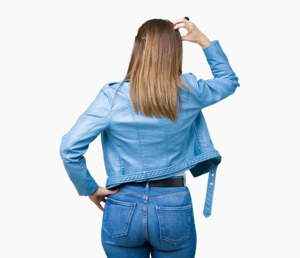 美丽的中年成熟的女人穿着时尚皮夹克在孤立的背景向后思考关于怀疑与手在头 — 图库照片