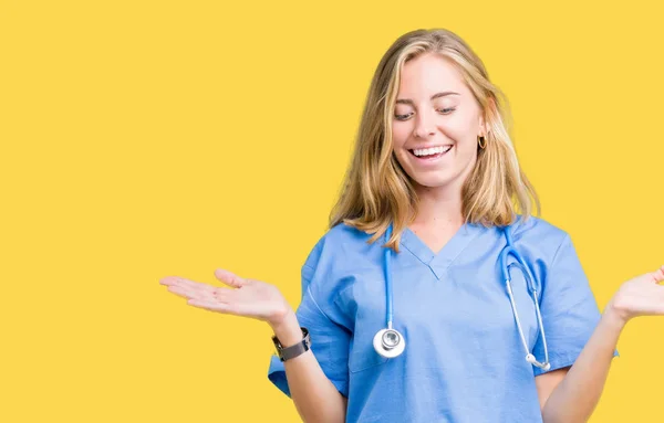 Hermosa Joven Doctora Vistiendo Uniforme Médico Sobre Fondo Aislado Sonriendo —  Fotos de Stock