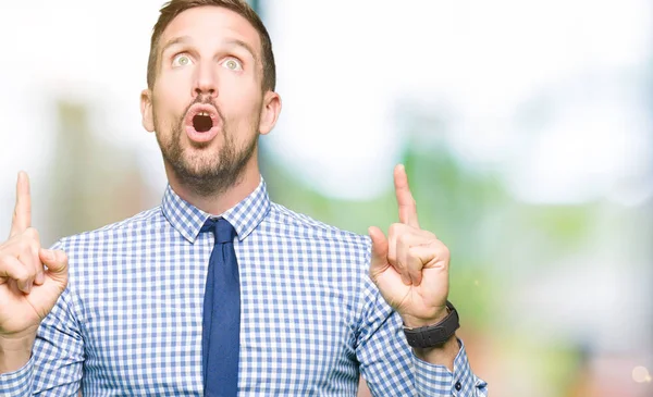 Jóképű Üzletember Visel Nyakkendő Lenyűgözött Meglepve Nézett Fel Ujjal Mutatva — Stock Fotó