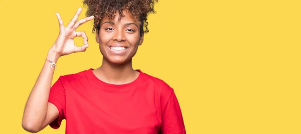 Linda Jovem Afro Americana Sobre Fundo Isolado Sorrindo Positivo Fazendo — Fotografia de Stock