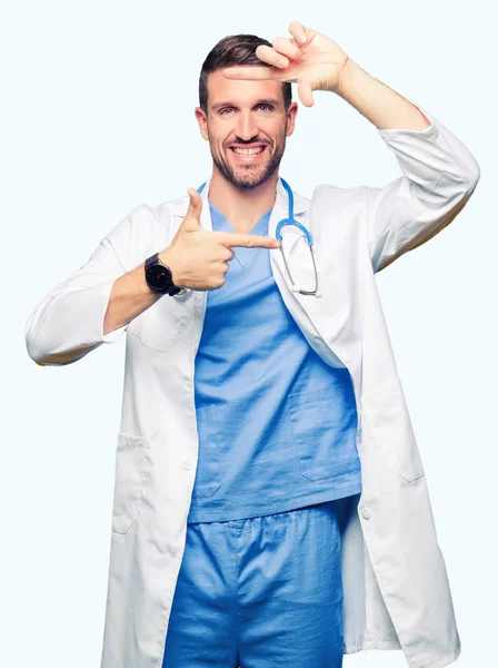 Bell Uomo Medico Che Indossa Uniforme Medica Sfondo Isolato Sorridente — Foto Stock