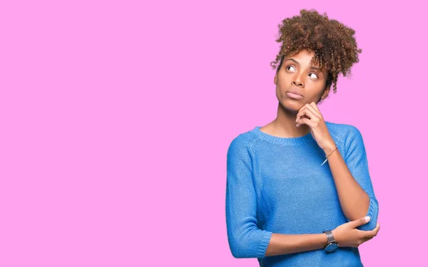 Mooie Jonge Afro Amerikaanse Vrouw Geïsoleerde Achtergrond Met Hand Kin — Stockfoto