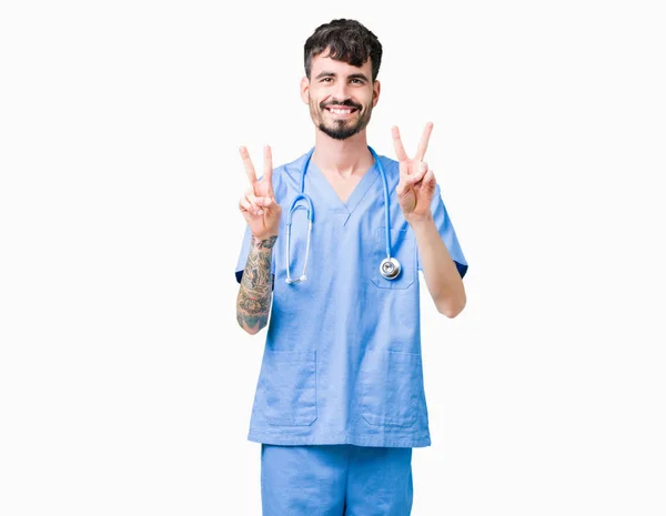 Νέος Ωραίος Νοσοκόμα Άνδρας Φορώντας Στολή Χειρουργός Πέρα Από Απομονωμένο — Φωτογραφία Αρχείου