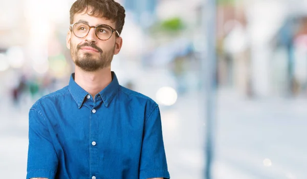 Giovane Bell Uomo Che Indossa Occhiali Sfondo Isolato Sorridente Guardando — Foto Stock