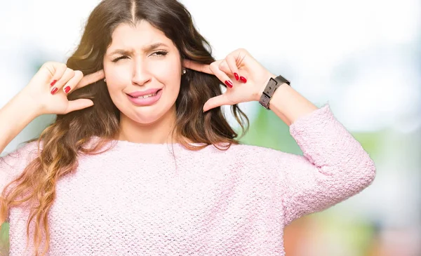 Ung Vacker Kvinna Som Bär Rosa Tröja Som Täcker Öronen — Stockfoto