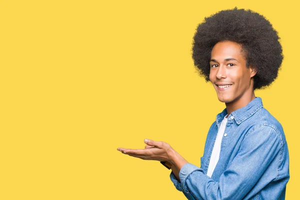 Jonge Afro Amerikaanse Man Met Afro Haar Wijst Naar Kant — Stockfoto