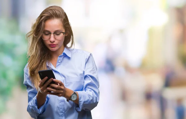 Joven Mujer Negocios Rubia Hermosa Usando Teléfono Inteligente Sobre Fondo — Foto de Stock