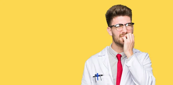 Ung Vacker Forskare Man Bär Glasögon Ser Stressad Och Nervös — Stockfoto