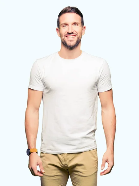 Bonito Homem Vestindo Camiseta Branca Casual Com Sorriso Feliz Legal — Fotografia de Stock