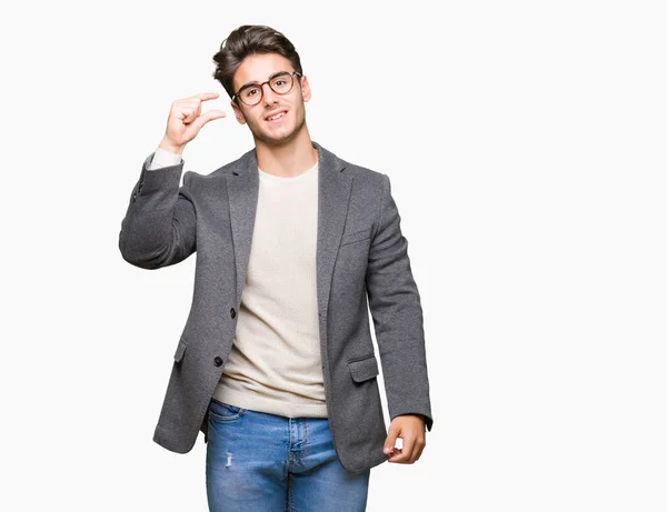 Joven Hombre Negocios Con Gafas Sobre Fondo Aislado Sonriente Seguro —  Fotos de Stock