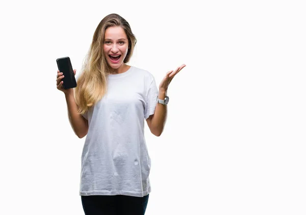 Jonge Mooie Blonde Vrouw Met Scherm Van Smartphone Geïsoleerde Achtergrond — Stockfoto